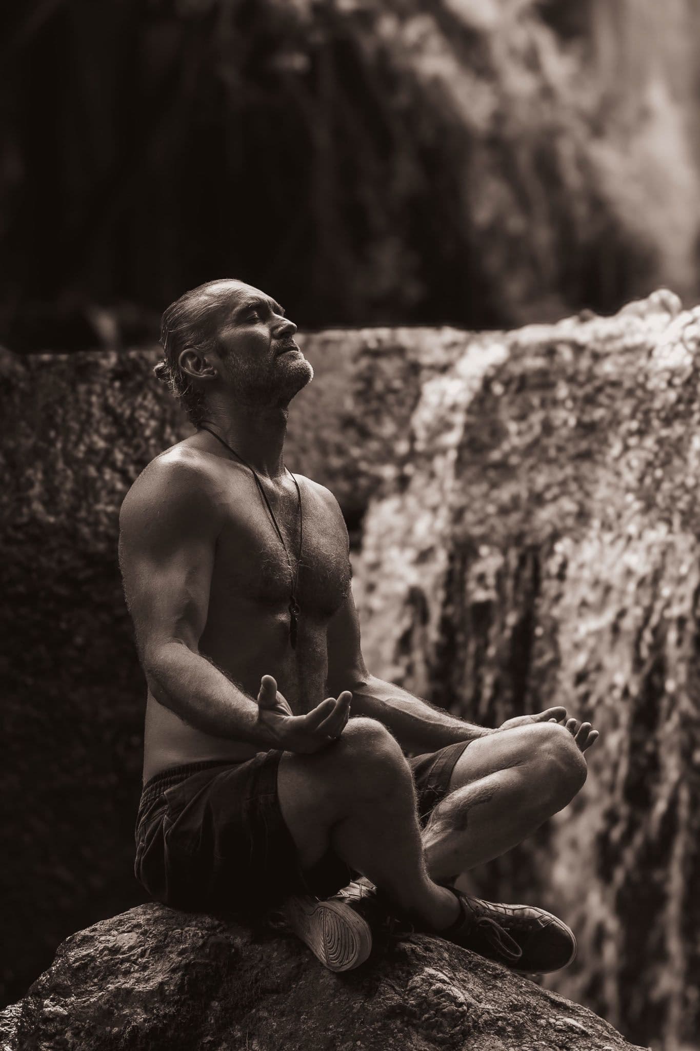 Portret — meditație pe stâncă, lumina naturală