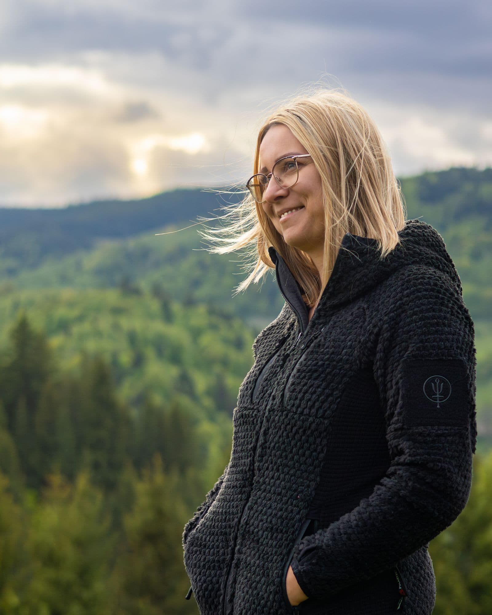 Portret — vânt în păr, peisaj montan