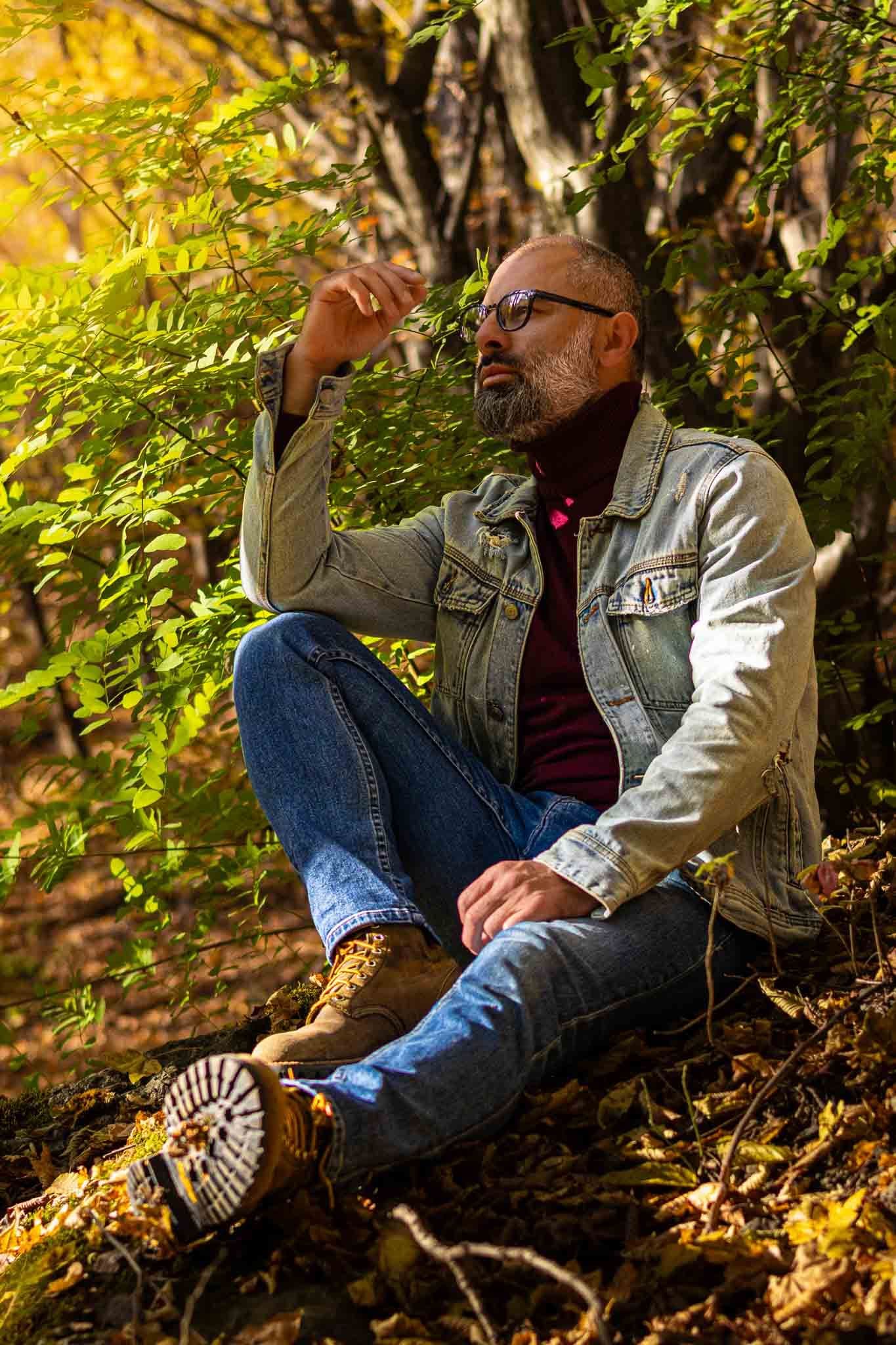 Portret — rochie albastră, frunze de toamnă